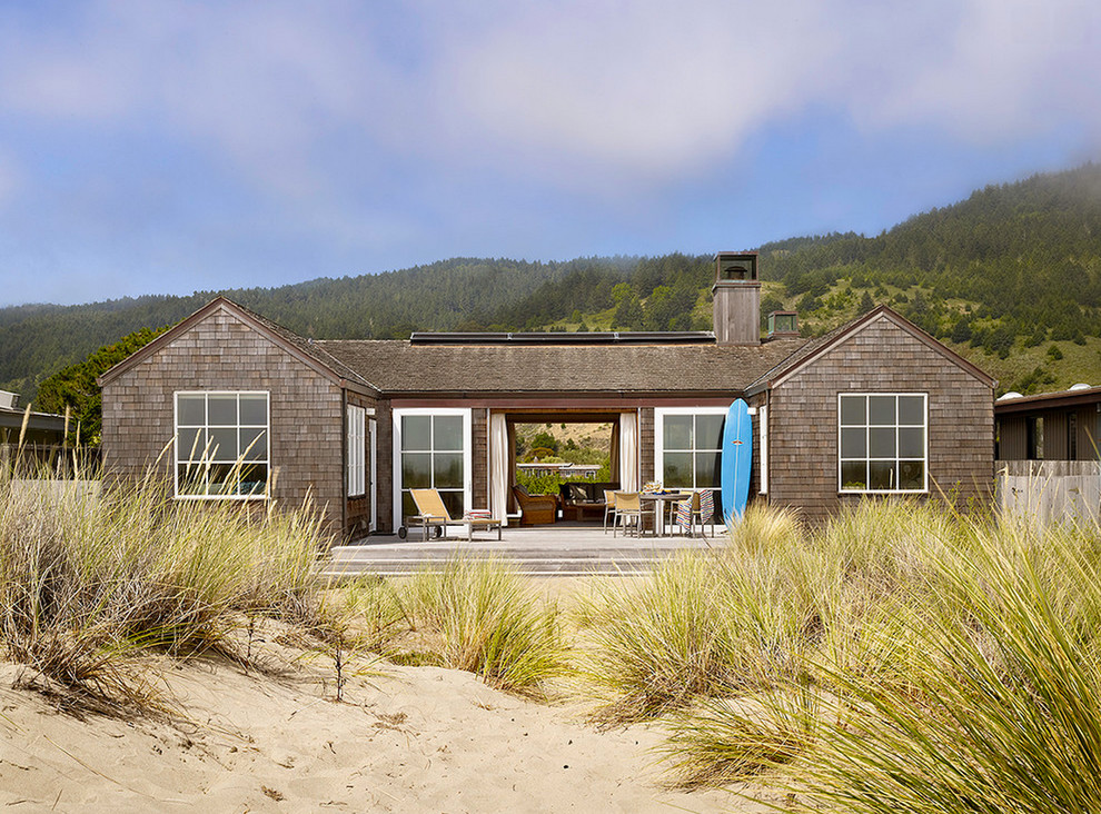Einstöckige, Kleine Maritime Holzfassade Haus mit brauner Fassadenfarbe und Satteldach in San Francisco