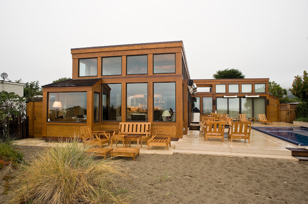 サンフランシスコにあるビーチスタイルのおしゃれな家の外観の写真
