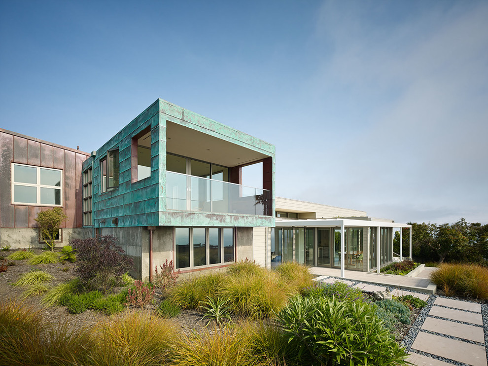 Diseño de fachada minimalista de dos plantas con revestimiento de metal