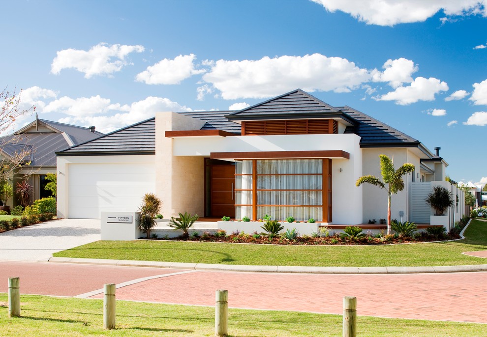 Einstöckiges Haus mit weißer Fassadenfarbe und Walmdach in Perth