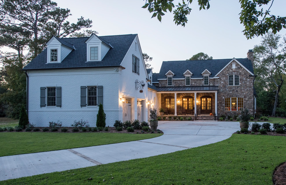 Großes, Zweistöckiges Landhaus Haus mit Steinfassade, beiger Fassadenfarbe, Satteldach und Schindeldach in Wilmington