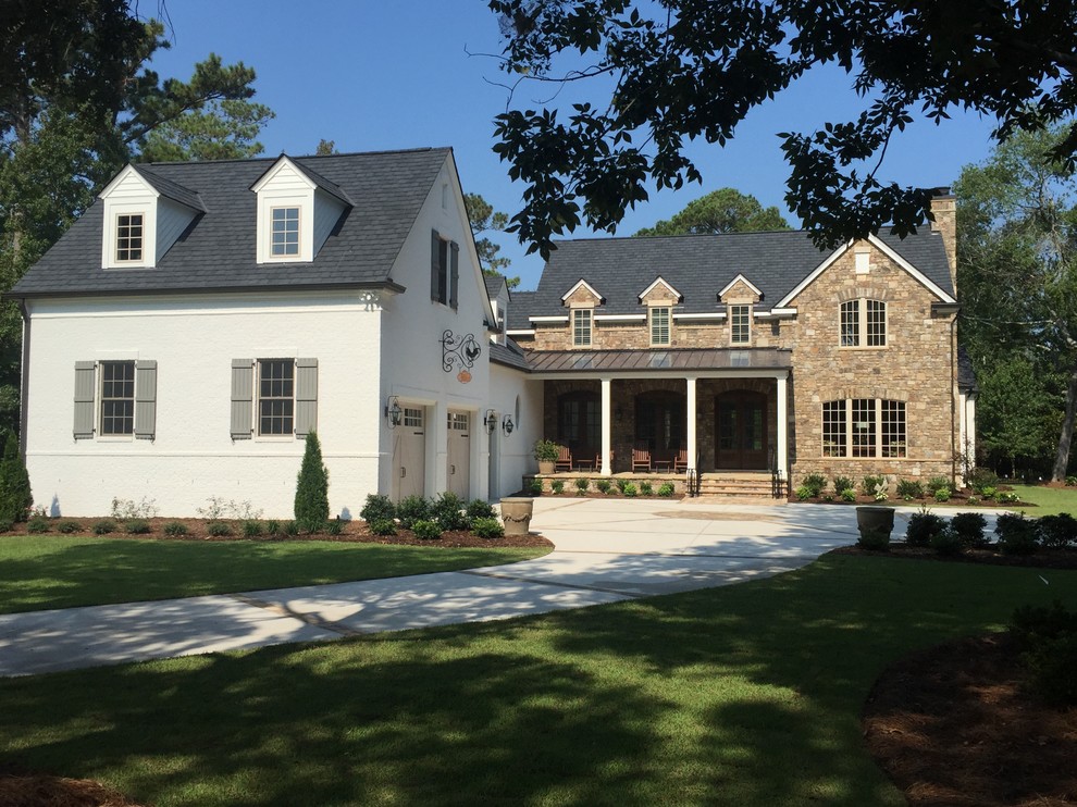 Großes, Zweistöckiges Klassisches Einfamilienhaus mit Steinfassade, weißer Fassadenfarbe, Satteldach und Misch-Dachdeckung in Wilmington