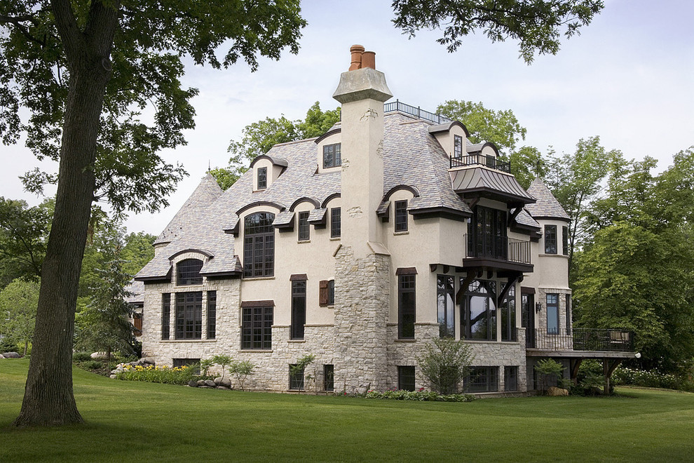Ispirazione per la facciata di una casa ampia beige classica a tre piani con rivestimento in pietra e tetto a padiglione