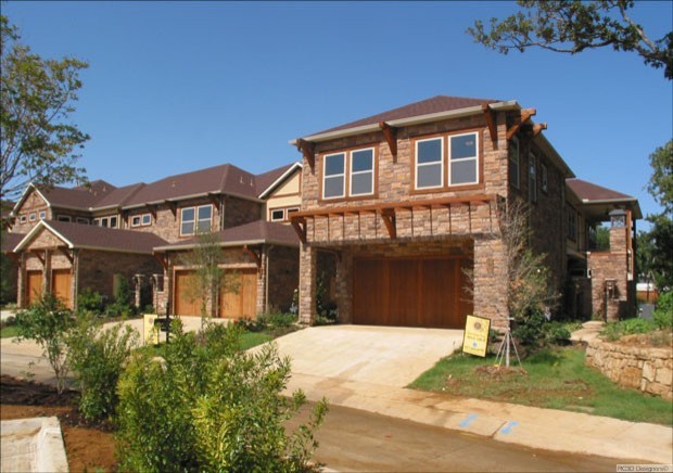 На фото: огромный, двухэтажный, коричневый дом в стиле рустика с облицовкой из камня