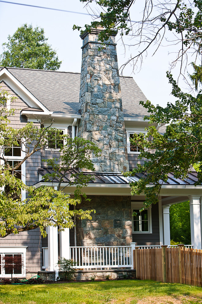 Zweistöckige Klassische Holzfassade Haus mit grauer Fassadenfarbe in Washington, D.C.