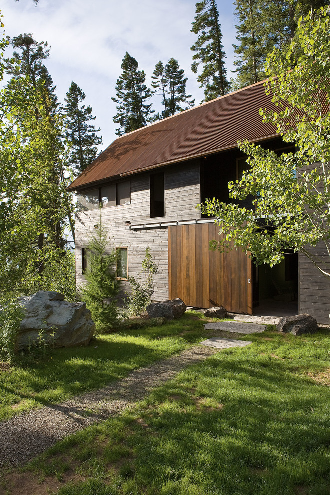 Diseño de fachada marrón rural de dos plantas con revestimiento de madera