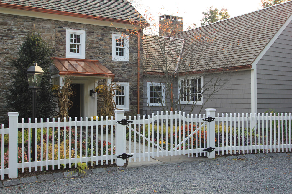 Modelo de fachada gris de estilo de casa de campo grande de dos plantas con revestimiento de piedra