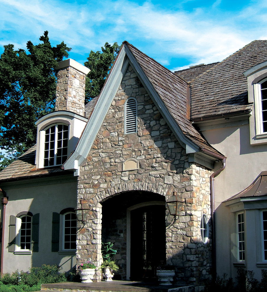 Idee per la facciata di una casa grande beige rustica a due piani con rivestimento in pietra