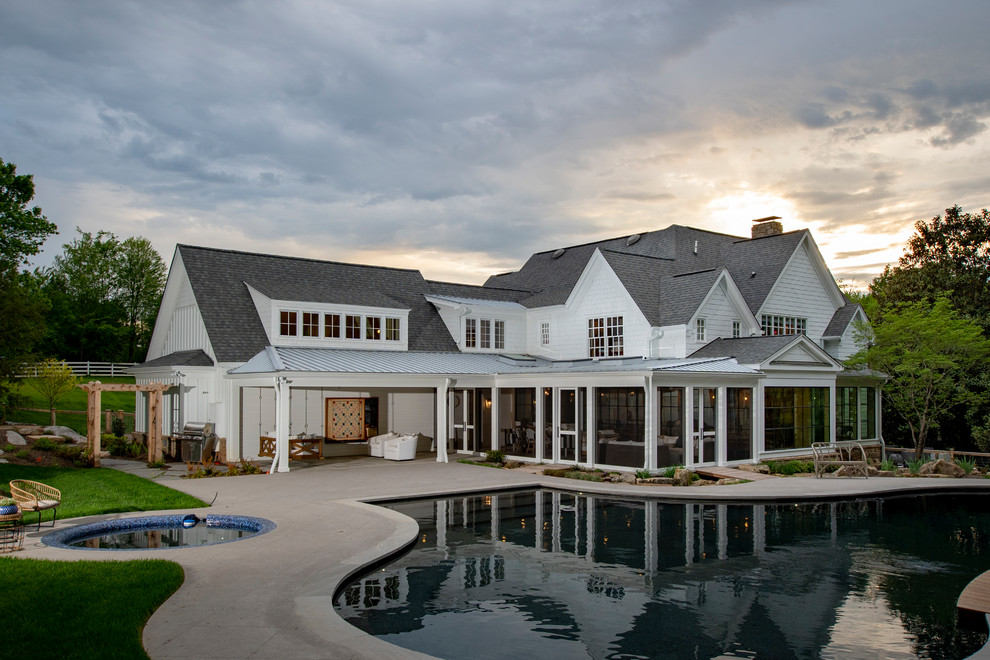 Großes, Zweistöckiges Country Einfamilienhaus mit Faserzement-Fassade, weißer Fassadenfarbe und Schindeldach in Sonstige