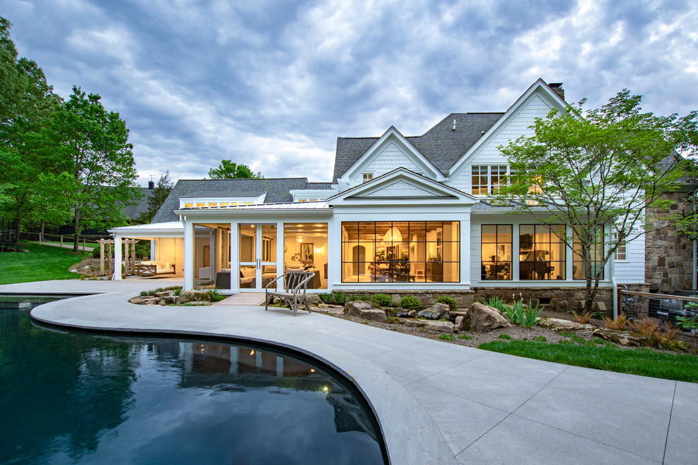 Großes, Zweistöckiges Country Einfamilienhaus mit Faserzement-Fassade, weißer Fassadenfarbe, Schindeldach und Satteldach in Sonstige
