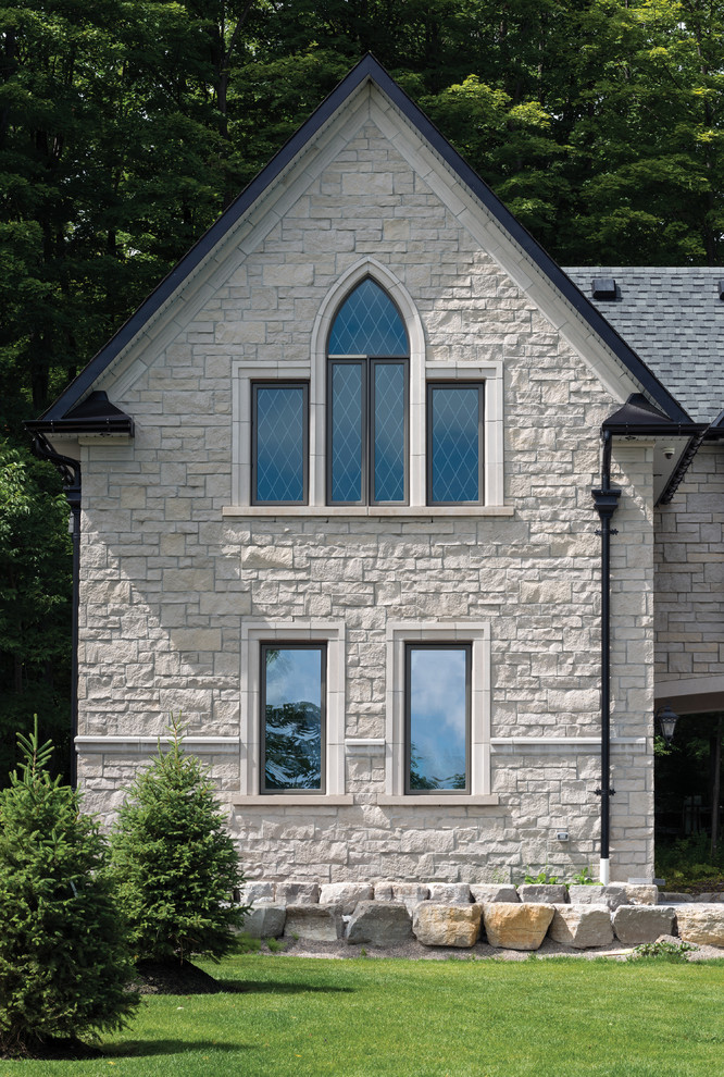 Immagine della facciata di una casa ampia vittoriana a due piani con rivestimento in pietra