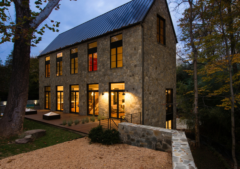 Idées déco pour une façade de maison grise contemporaine en pierre à deux étages et plus.