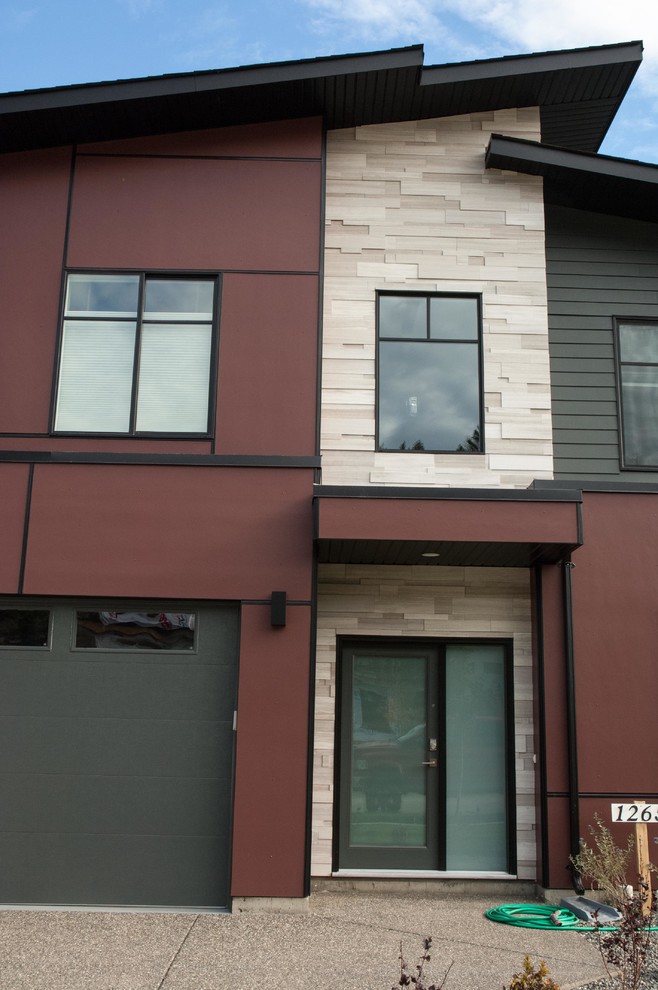 Zweistöckiges Modernes Haus mit Steinfassade, roter Fassadenfarbe und Flachdach in Vancouver