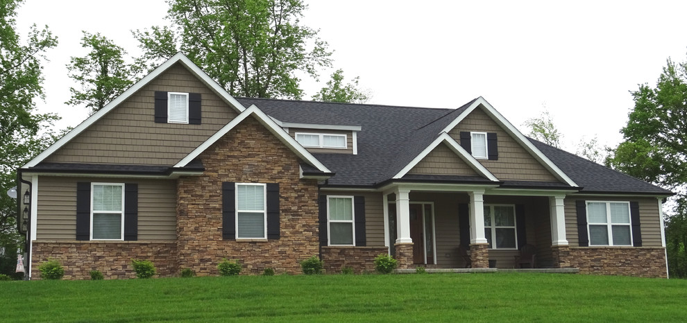 Mittelgroßes, Zweistöckiges Uriges Einfamilienhaus mit Steinfassade, brauner Fassadenfarbe, Walmdach und Schindeldach in St. Louis