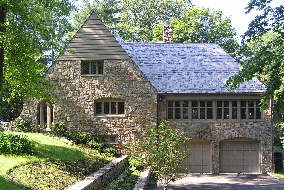 Immagine della facciata di una casa classica con rivestimento in pietra