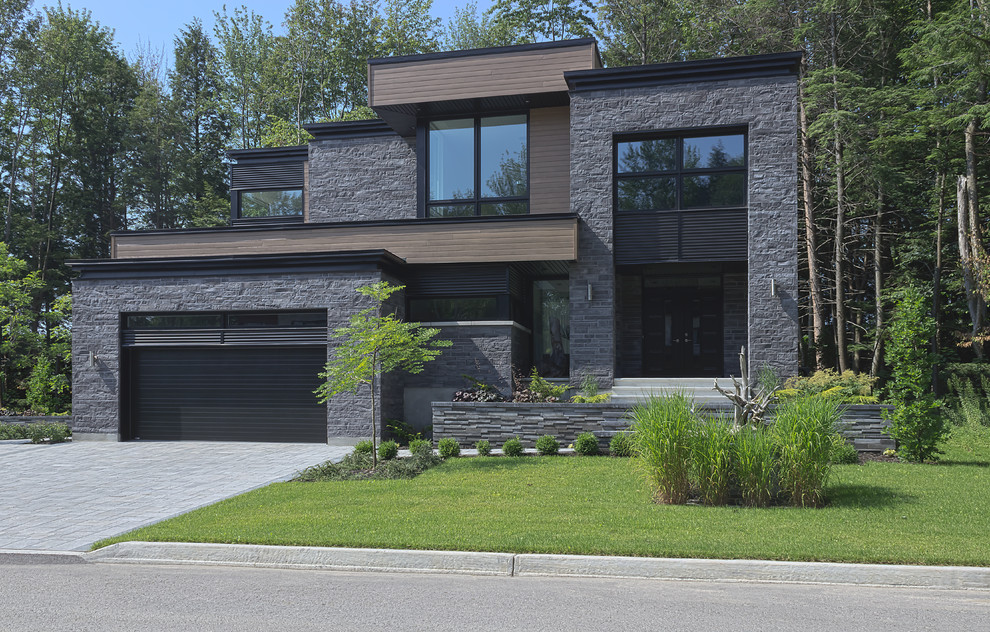 Стильный дизайн: большой, двухэтажный, серый дом в стиле модернизм с облицовкой из камня - последний тренд