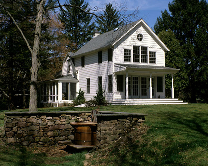 Foto della facciata di una casa grande bianca classica a due piani con rivestimento in legno