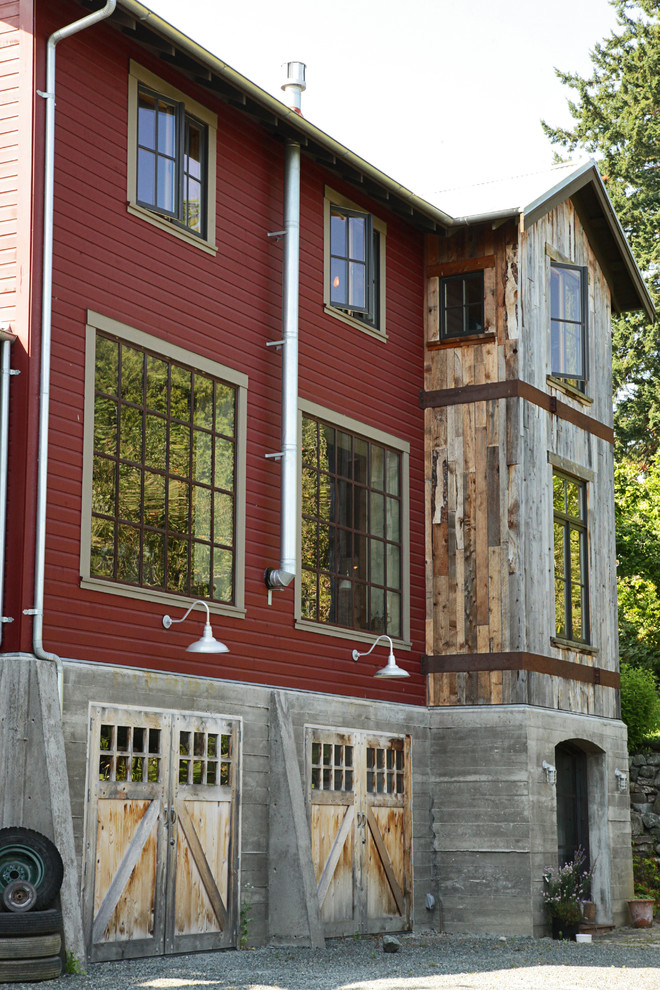 Ispirazione per la facciata di una casa rossa eclettica a tre piani con rivestimenti misti