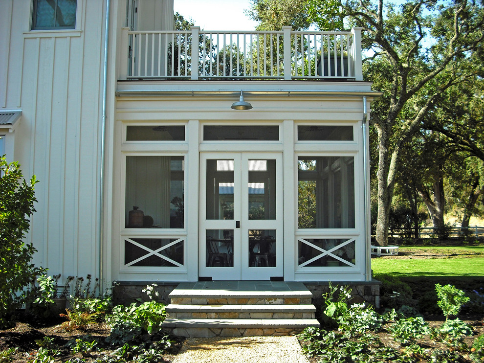 Diseño de fachada blanca de estilo de casa de campo grande de dos plantas con revestimiento de madera