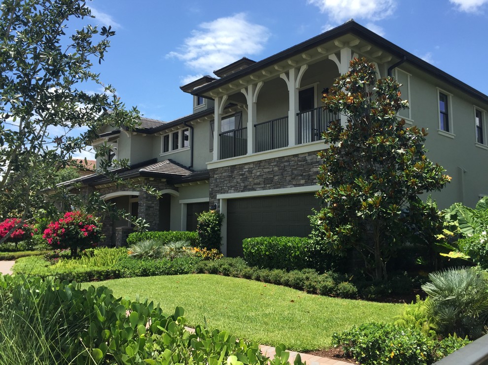 Zweistöckiges Klassisches Haus mit Steinfassade und grüner Fassadenfarbe in Miami