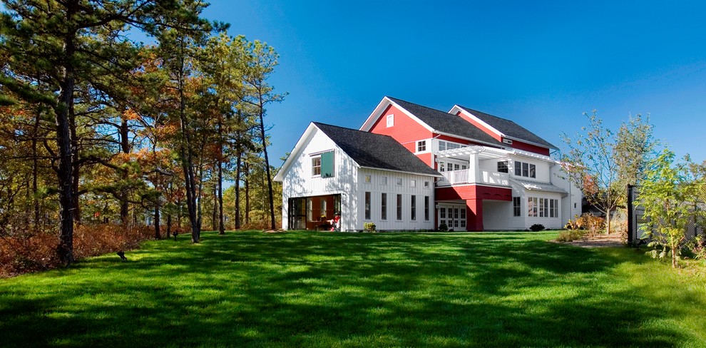 Idee per la facciata di una casa grande rossa classica a due piani con rivestimenti misti e tetto a capanna