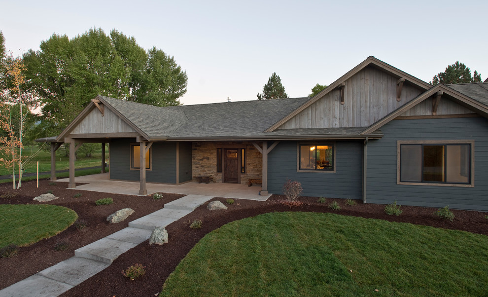 Imagen de fachada verde de estilo de casa de campo de tamaño medio de una planta con revestimientos combinados y tejado a dos aguas