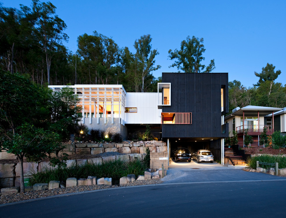 Ispirazione per la facciata di una casa grande nera contemporanea a due piani con tetto piano