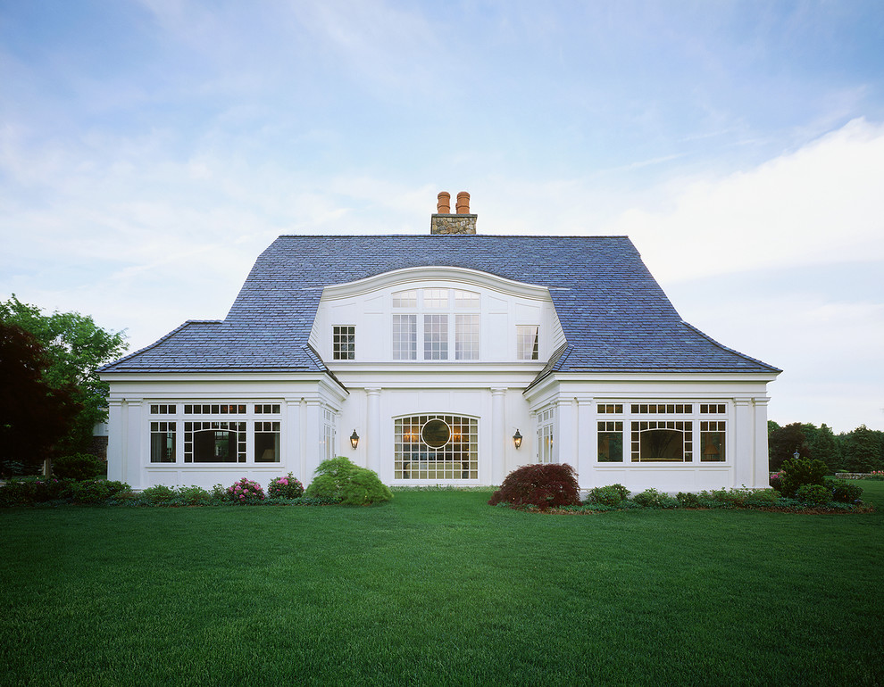 Свежая идея для дизайна: белый дом среднего размера в классическом стиле - отличное фото интерьера