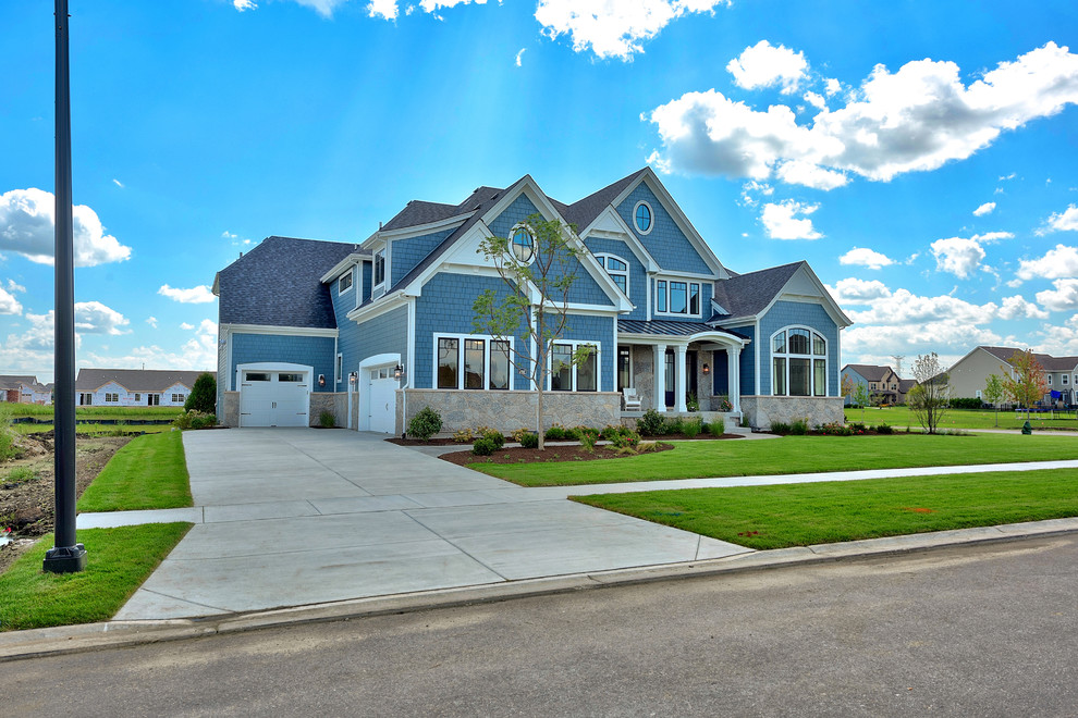 Imagen de fachada de casa azul marinera extra grande de tres plantas con revestimiento de aglomerado de cemento y tejado de varios materiales