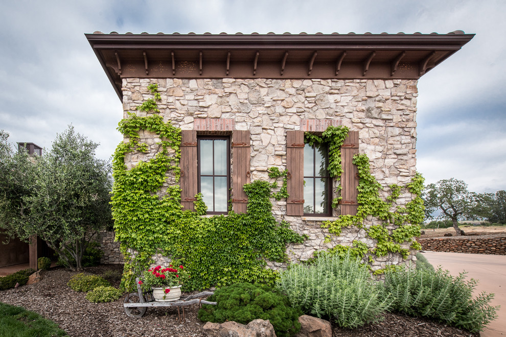 Idee per la facciata di una casa american style a un piano con rivestimento in pietra