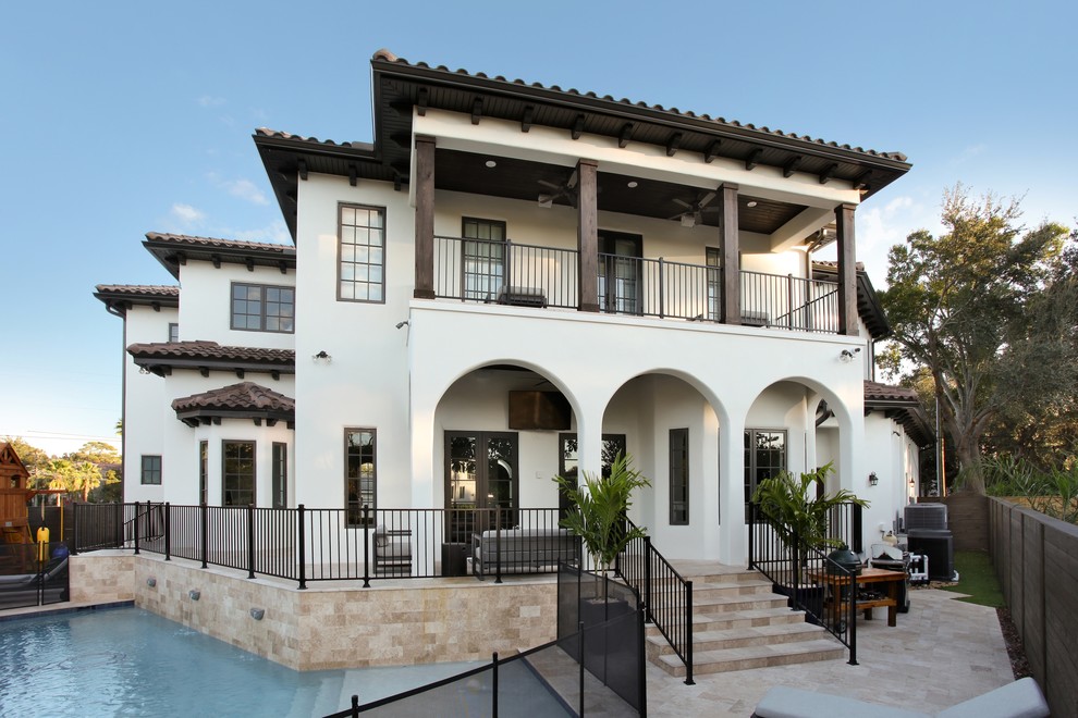 Modelo de fachada de casa blanca mediterránea de tamaño medio de dos plantas con revestimiento de estuco, tejado a dos aguas y tejado de teja de barro