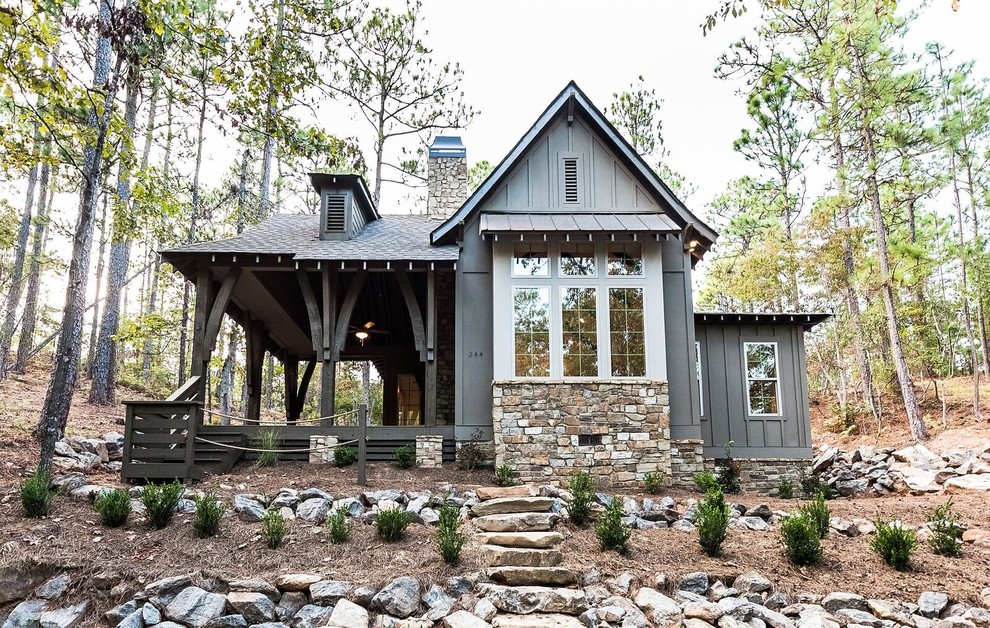 Diseño de fachada de casa gris tradicional de tamaño medio de dos plantas con revestimientos combinados, tejado a cuatro aguas y tejado de teja de madera