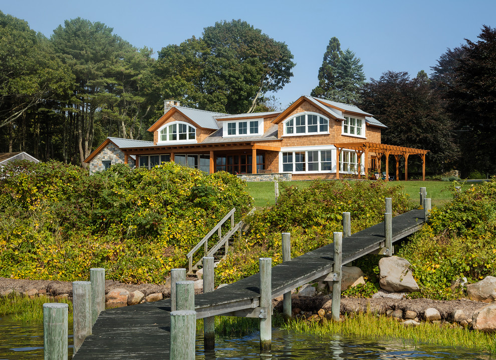 Idee per la villa marrone stile marinaro a due piani di medie dimensioni con rivestimento in legno, tetto a capanna e copertura in metallo o lamiera