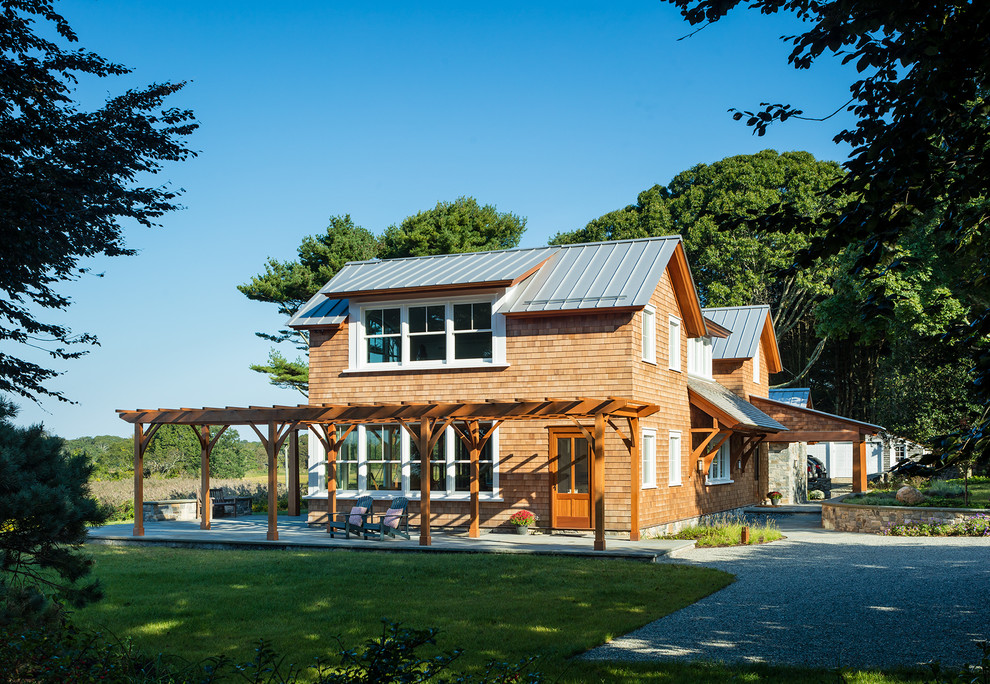 Стильный дизайн: двухэтажный, деревянный, коричневый частный загородный дом среднего размера в стиле неоклассика (современная классика) с двускатной крышей и крышей из смешанных материалов - последний тренд