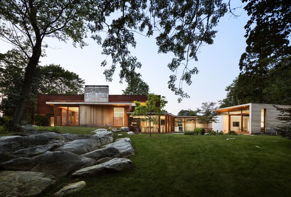 Zweistöckige Moderne Holzfassade Haus mit brauner Fassadenfarbe und Flachdach in New York