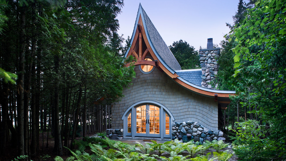 Пример оригинального дизайна: одноэтажный, деревянный, серый дом в стиле фьюжн с двускатной крышей