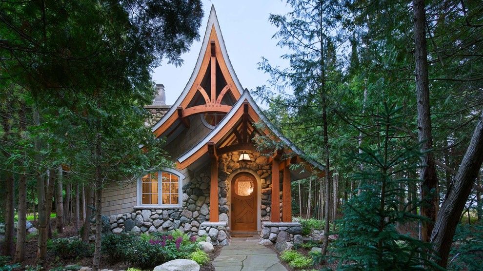 Kleines, Einstöckiges Uriges Haus mit Steinfassade, grauer Fassadenfarbe und Satteldach in Seattle