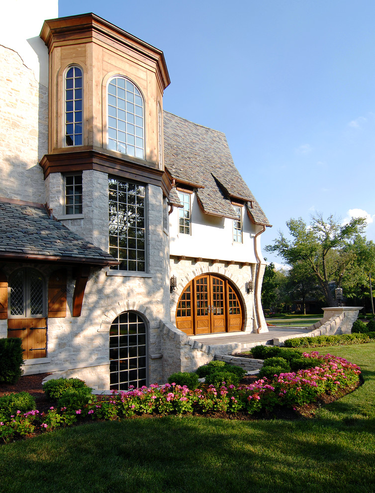 Пример оригинального дизайна: трехэтажный дом в классическом стиле с облицовкой из камня