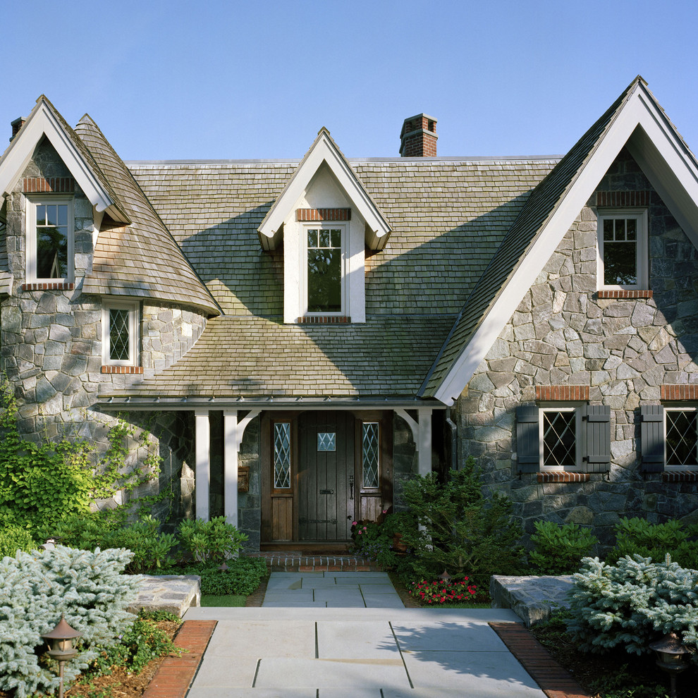 Ispirazione per la facciata di una casa classica con rivestimento in pietra