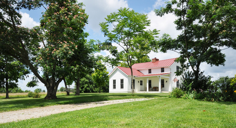 Zweistöckiges Landhaus Haus mit weißer Fassadenfarbe und rotem Dach in Louisville