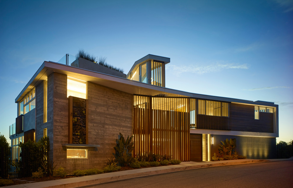 Idée de décoration pour une grande façade de maison multicolore minimaliste à deux étages et plus avec un revêtement mixte, un toit plat et un toit mixte.