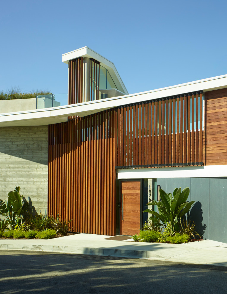 Cette image montre une grande façade de maison multicolore minimaliste à deux étages et plus avec un revêtement mixte, un toit plat et un toit mixte.