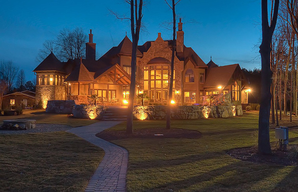 Geräumiges, Dreistöckiges Eklektisches Haus mit Steinfassade, brauner Fassadenfarbe und Satteldach in Charlotte