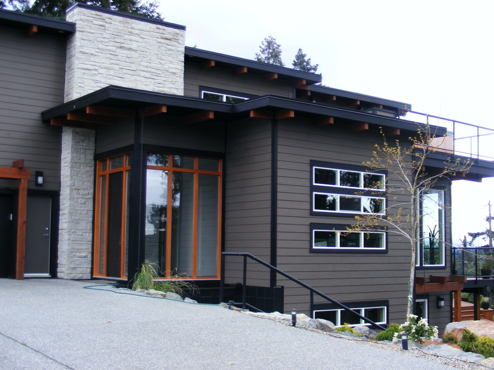 Ejemplo de fachada de casa gris contemporánea de tamaño medio de tres plantas con revestimiento de vinilo y tejado plano
