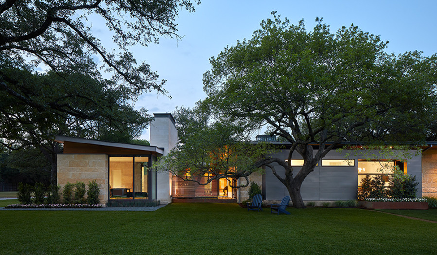 Стильный дизайн: двухэтажный, белый частный загородный дом среднего размера в современном стиле с облицовкой из металла, металлической крышей и односкатной крышей - последний тренд