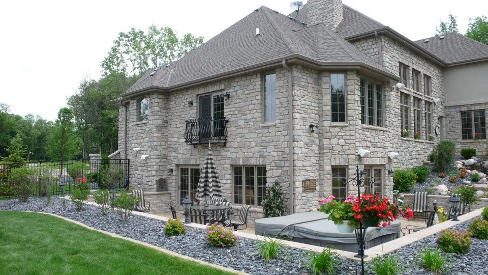 他の地域にある高級なトラディショナルスタイルのおしゃれな家の外観 (石材サイディング) の写真
