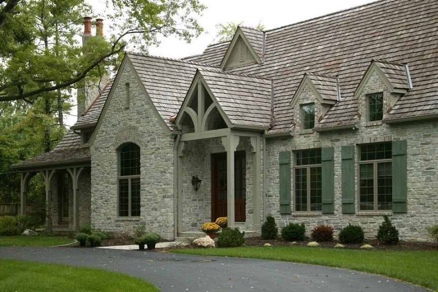 Modelo de fachada de casa gris clásica de una planta con revestimiento de piedra