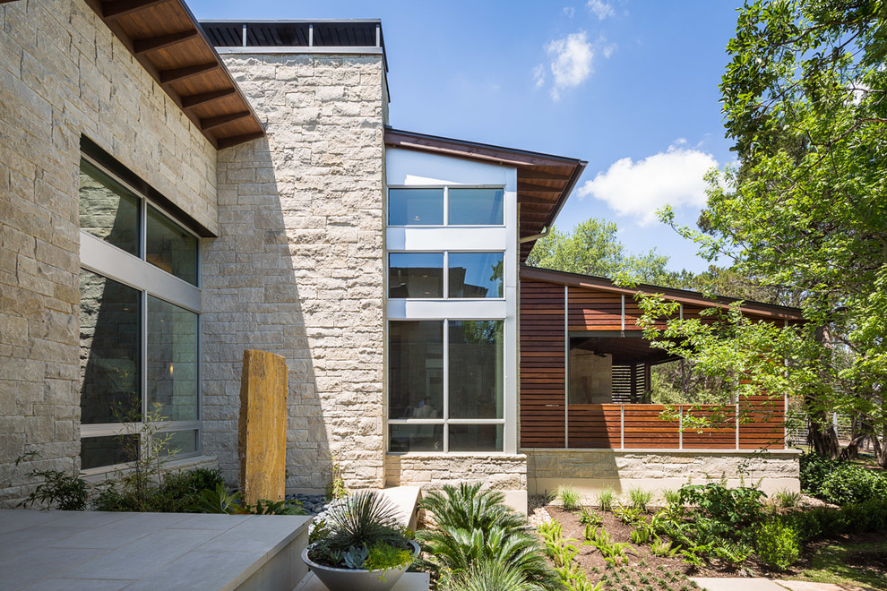Idee per la facciata di una casa contemporanea con rivestimento in pietra