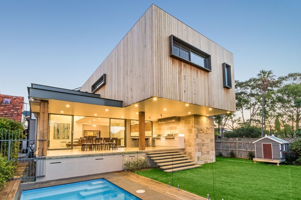 Mittelgroßes, Zweistöckiges Modernes Haus mit beiger Fassadenfarbe, Flachdach und Blechdach in Sydney