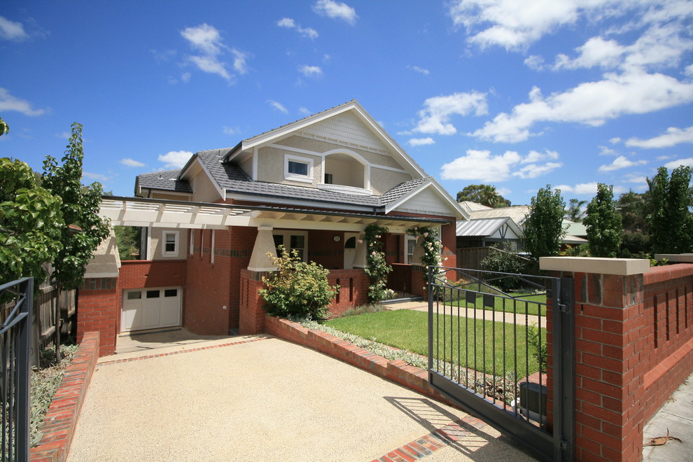 Dreistöckiges Rustikales Einfamilienhaus mit Backsteinfassade, Satteldach und Ziegeldach in Melbourne